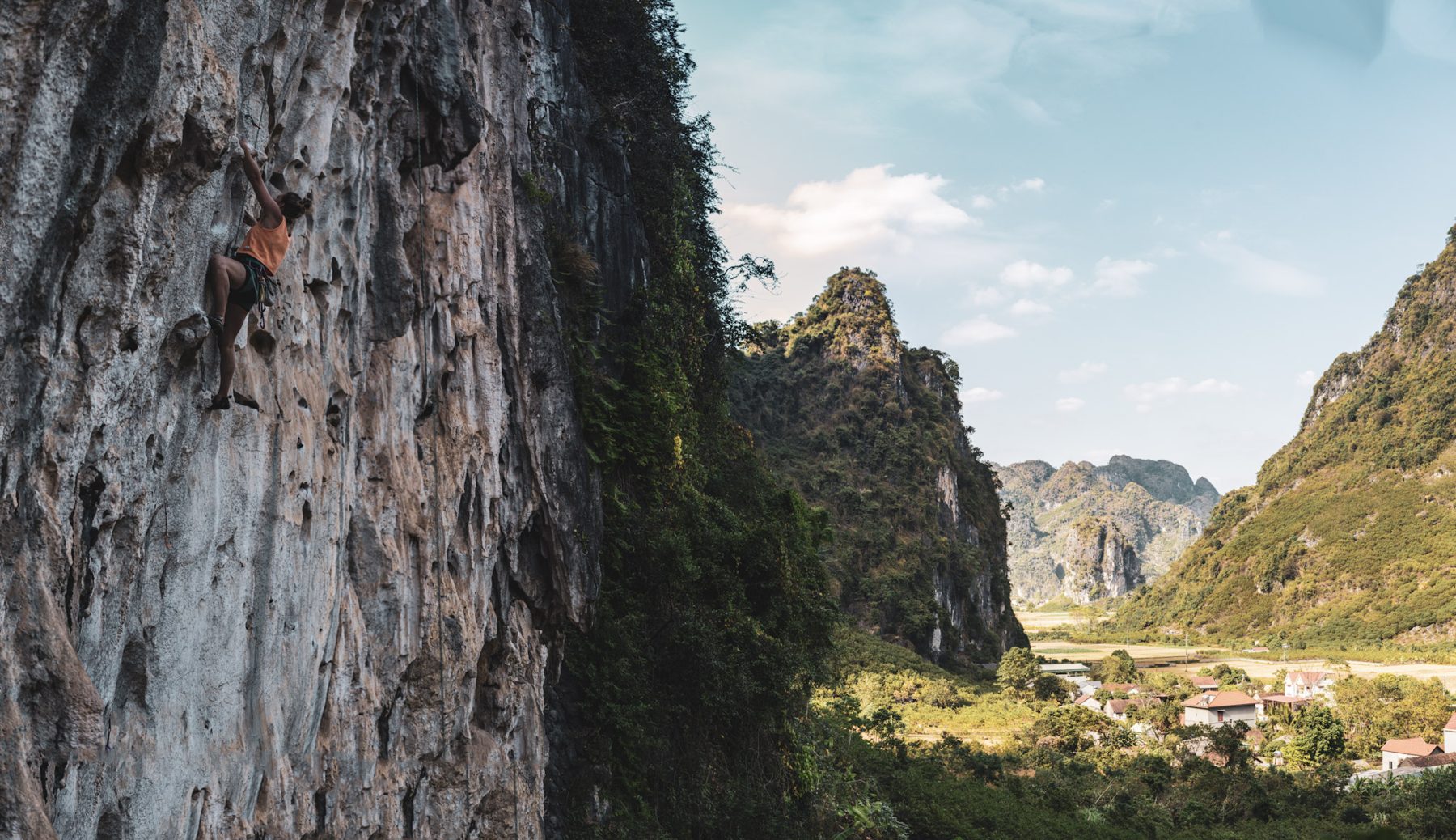 Thung lũng Hữu Lũng nhìn từ trên vách đá vôi
