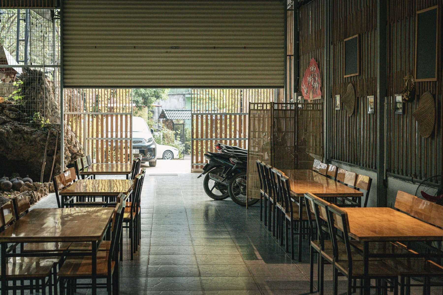 Khu ăn sáng bàn gỗ dài ở sân nhà Mỏ Nóng Homestay, Hữu Lũng